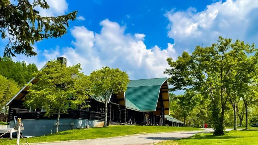 Log Hotel The Maple Lodge Iwamizawa Екстер'єр фото